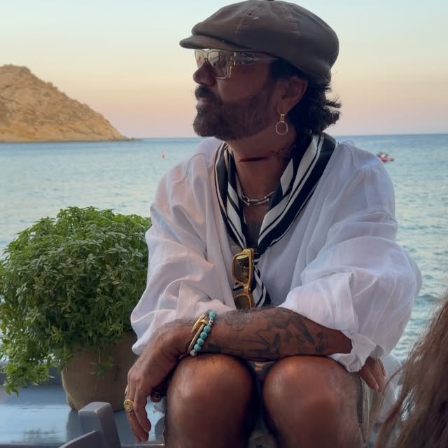Alejandro Fernández by the coast